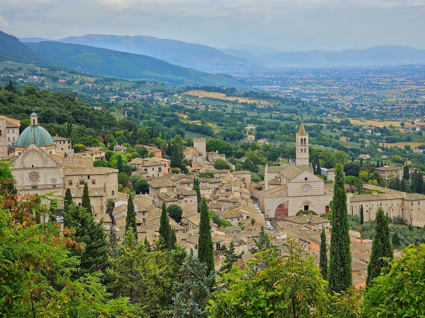 Vista panoramica di un borgo storico italiano tra colline verdi